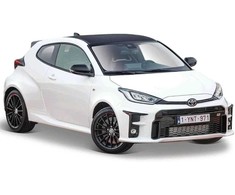 Maisto „Toyota Yaris“ 2021 m. balto metalo modelis 1/24