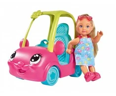 Simba Evi linksmame automobilyje