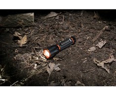 Black &amp; Decker Juodas &amp; Decker LATARKA TAKTYCZNA aliumininės 3W 120LUMENÓW Juodas + DECKER