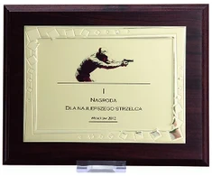 Tryumf Diplomas pagamintas iš plastiko su graviruota metaline plokštele