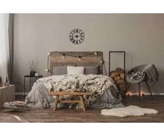 Atmosphera Retro stiliaus kabantis laikrodis su romėniškais skaitmenimis, metalinis ciferblatas idealiai tinka minimalistiniam interjerui