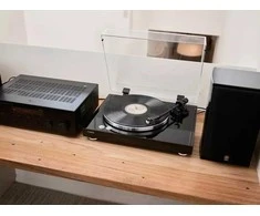 Yamaha S Yamaha TT-S303 Hi-Fi patefonas, Juodos spalvos