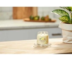 Yankee Candle Aromatinė žvakė Signature glass medium Iced Berry Lemonade 368 g