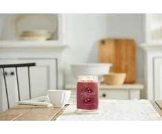 Yankee Candle Aromatinė žvakė "Signature" didelis stiklas "Juodas Cherry" 567 g