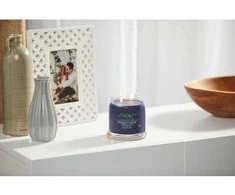 Yankee Candle Aromatinė žvakė Signature glass medium Lakefront Lodge 368 g