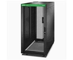APC Easy Rack 600mm/24U/1200mm, su stogu, šonine panele, ratukais, kojelėmis ir 4 laikikliais, be dugno, juodas | Schneider Electric