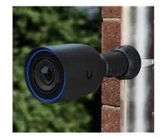 UBIQUITI UVC-G6-Pro-Bullet-B Visoms oro sąlygoms pritaikyta 4K PoE+ kamera su „Multi-TOPS“ dirbtinio intelekto varikliu, 2,36 karto optiniu priartinimu ir dideliu 1/1,2 colio CMOS jutikliu, užtikrinančiu išskirtinį aiškumą esant prastam apšvietimui ir didelio nuotolio IR naktinį matymą.