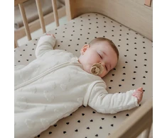 Meyco Baby medvilninė paklodė su guma 60 × 120 cm, Sweet Heart Soft Sand/Juodas