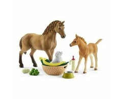SCHLEICH HORSE CLUB „Arklių Klubas“: Saros jauniklių priežiūros rinkinys