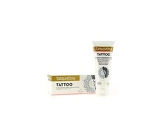 "Lacer Talquistina Tattoo SPF25 70ml" yra kremas, kuris padeda išlaikyti tatuiruotės spalvas