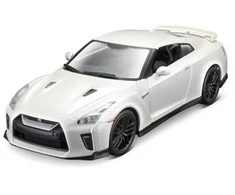 Bburago Nissan GT- R 1: 24 baltos spalvos