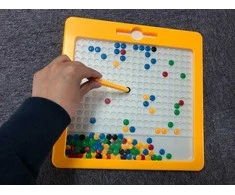 Magnetinė piešimo lenta MagPad Dots vaikams nuo 4 metų, lavina smulkiąją motoriką, su magnetiniu rašikliu, geltona