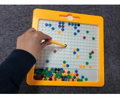 Magnetinė piešimo lenta MagPad Dots vaikams nuo 3 metų, lavina smulkiąją motoriką, raudona