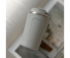 AYA&amp;IDA Nerūdijančio plieno kelioninis puodelis 'Light Pilkas' - 380 ml