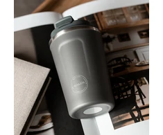 AYA&amp;IDA Nerūdijančio plieno kelioninis puodelis 'Dark Pilkas' - 380 ml