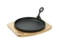 Apvali serviravimo lėkštė, 22 cm, gryno ketaus, su nuimama rankena ir mediniu pagrindu, „Cooking by Heinner“
