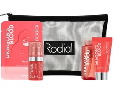 „Little Luxuries“ rinkinys Rodial: „Dragon's Blood“ valomasis micelinis vandens valiklis visiems odos tipams, 100 ml + „Dragon's Blood“ gaivinamasis ir drėkinamasis paakių gelis, 15 ml + „Dragon's Blood“ skulptūrinis veido gelis, 15 ml + „Dragon's Blood“ drėkinamasis paakių pleistras, 3 g
