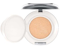MAC Lightful C+ kompaktiškas makiažo pagrindas „Light SPF 50“, 12 g