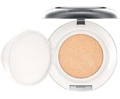 MAC Lightful C+ kompaktiškas makiažo pagrindas „Light SPF 50“, 12 g