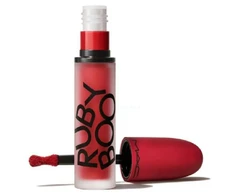 MAC Powder Kiss Matte Liquid Lipstick Ruby Boo Raudona, 5 ml