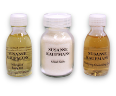 „Susanne's Home Spa Collection“ rinkinys Susanne Kaufmann: veido valikliai, valomasis veido gelis be parabenų, 30 ml + kūno losjonai ir kremai, valomasis kūno sviestas be sulfatų, dieninis, 15 ml + veido kaukės ir šveitikliai, šveičiamasis valiklis su fermentais, 15 ml +