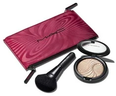 „Trick Of The Light Extra Dimension Skinfinish“ rinkinys MAC makiažui: tekstilinė makiažo dėžutė, bordo spalvos + MAC Multi Face 143S + „Extra Dimension Skinfinish“ paryškinimo pudra, magnetinis patrauklumas, 9 g