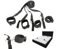 BDSM antrankiai su lovos diržais - reguliuojami juodi rinkiniai poroms