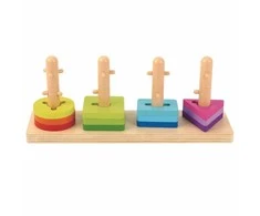 Žaislų žaislų formos rūšiavimas su spalvingais „Montessori“ blokais