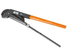 Bahco Universalus raktas vamzdžiams. Bendras ilgis 557mm. Max 90mm. 2 1/2" vamzdžiui. Oksiduotas, anktikorozinis padengimas,grūdintos siaurintos žiotys, neslystantys dantys. Aukščiausia klasė