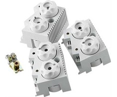 ABB Saugiklių laikiklis E33, kairysis, 2 lizdai. Nominali srovė: maks. 63. Laido skerspjūvis: 6–25 mm². Montavimo plotis: 82 mm.