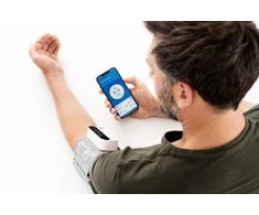 „Kraujospūdžio matuoklis Beurer Beurer BM 59“ žastinis kraujospūdžio matuoklis (baltas/juodas, su „Bluetooth“)