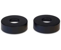 Blue Label Matinės juodos spalvos Mėlyna Label rozetės – 74 mm skersmens – tiekiamos po 2 vnt. rinkiniuose.
