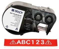 Brady M4C-750-595-RD-WT, raudona, balta, lipni spausdintuvo etiketė, ištisinė etiketė, vinilas, terminio perkėlimo etiketė, akrilas