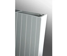 Dizainerio radiatorius „THERMRAD VERTI LINE“ su plokščiu vertikaliu profiliuotu priekiu. 22-2000-600. 70/40/20 1192W 60/30/20 661W. 75/65/20° 2263W