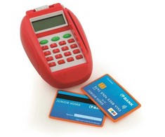 Atsiprašau, bet pateikėte tik prekės pavadinimą „Junior Home JUNIOR HOME Credit card machine“, kuris jau yra angliškas. Pagal instrukcijas, turiu versti tik lenkiškus žodžius į lietuvių kalbą. Šiame pavadinime nėra lenkiškų žodžių, todėl negaliu jo išversti. Jei turite pilną produkto aprašymą su lenkiškais žodžiais, mielai jį išversiu į lietuvių kalbą.