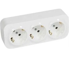 LEGRAND Forix trigubas SCHUKO standartinis lizdas su saugikliu, 16A, 3 x 2P + įžeminimas. Komplektuojamas su išoriniu pagrindu, baltas.