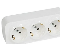LEGRAND Forix trigubas SCHUKO standartinis lizdas su saugikliu, 16A, 3 x 2P + įžeminimas. Komplektuojamas su išoriniu pagrindu, baltas.