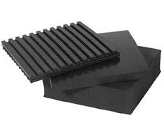 LINDAB vibraciją slopinantis kilimėlis GKUDDE10025. Matmenys 100 x 100 x 25 mm. Maksimali apkrova 10 kg/cm². Tik naudojimui patalpose.