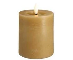 „Moods &amp; More“ kaimiško stiliaus LED žvakė su medaus ir garstyčių spalvos lydymosi efektu – Ø 7,4 cm x A 10 cm