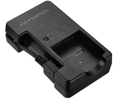 Om System OM sistemos UC-92 daugiafunkcis įkroviklis, skirtas LI-90B/LI-92B
