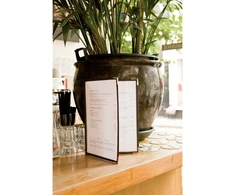 Securit ® A4 Crystal Bifold menu holder 32 x 23,7 x 1,5 cm, ruda (MC3-CYA4-BR2)