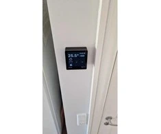 Sieninis šviestuvas Light Solutions Aps „Light Solutions Shelly“ – sieninis laikiklis su ekranu – juodas
