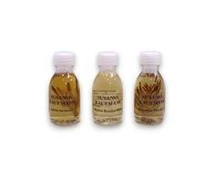 Trio vonios rinkinys Susanne Kaufmann: kūno priežiūros vonia pojūčiams, maitinantis vonios aliejus, 30 ml + kūno priežiūros vonia su kalnų pušų atpalaiduojamuoju vonios aliejumi, 30 ml + kūno priežiūros vonia su dedešvos žiedų drėkinamuoju vonios aliejumi, 30 ml