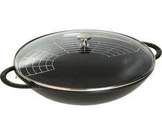 STAUB Ketaus wok su dangteliu 37 cm, juoda