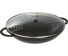 STAUB Ketaus wok su dangteliu 37 cm, juoda