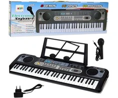 Muzikinis pianinas su mikrofonu