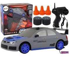 Sportinis automobilis su nuotolinio valdymo pultu, pilkas