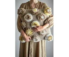 Pagalvėlė su gėlių dekoracijomis