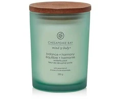 Chesapeake Bay Candle vidutinė žvakė – Balance &amp; Harmony (Waterlily Pear)