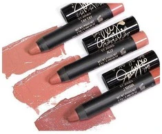 Rinkinys „Nudestix“: gelinis dažiklis „Ally Cruelty Free“ – blizgantis lūpų ir skruostų balzamas 2 viename, 2,8 g + gelinis dažiklis „J Mama Cruelty Free“ – blizgantis lūpų ir skruostų balzamas 2 viename, 2,8 g + gelinis dažiklis „Tay Tay Cruelty Free“ – blizgantis lūpų ir skruostų balzamas 2 viename, 2,8 g